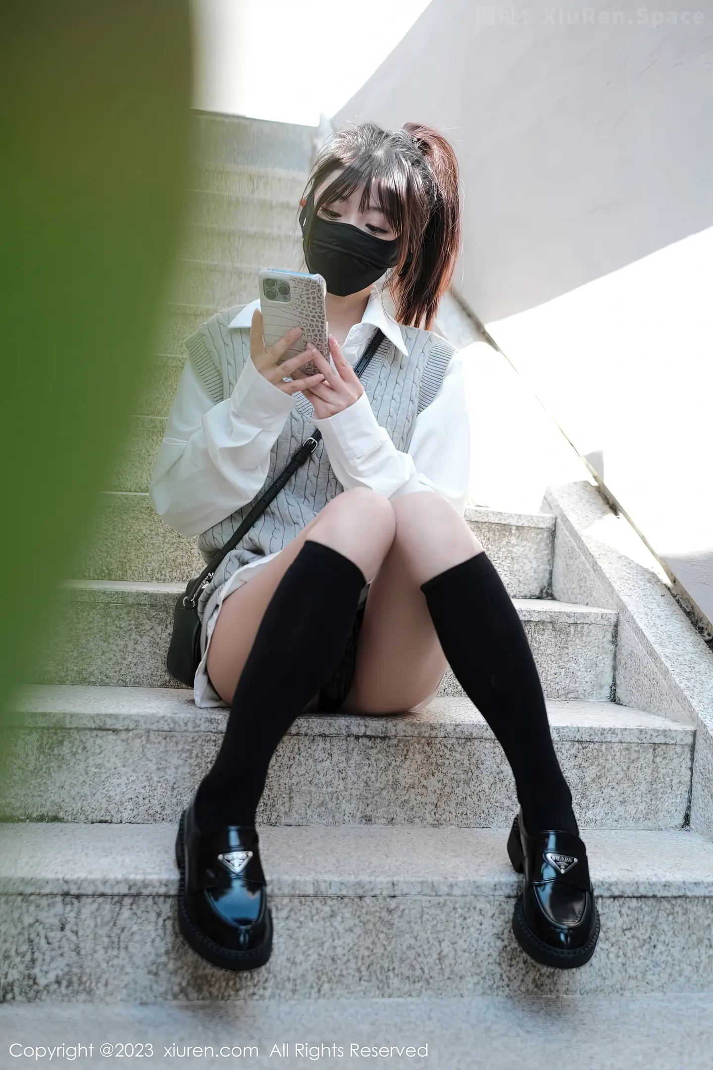 图片[4]-[XiuRen秀人网]2023.01.12 VOL.6124 美羊羊 白色情趣制服内衣加白色丝袜美腿性感私房写真集-秀人网官方网站